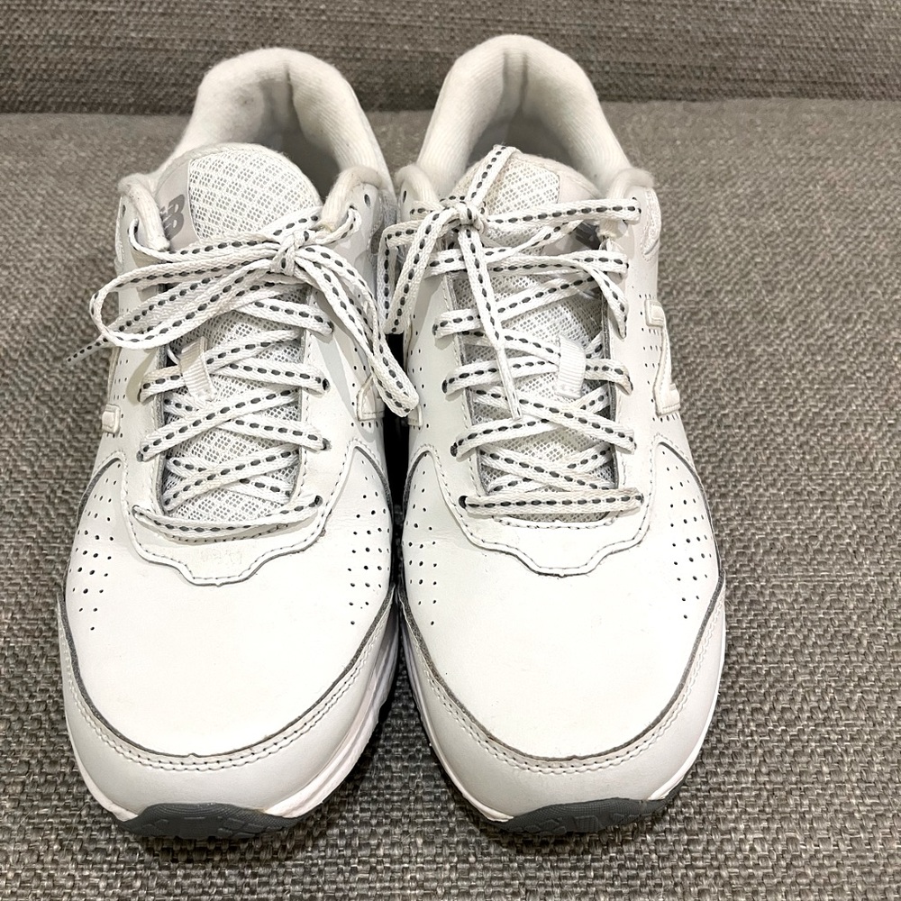 New Balance Cushioning walking shoes in women’s size 8 US.  EUC.